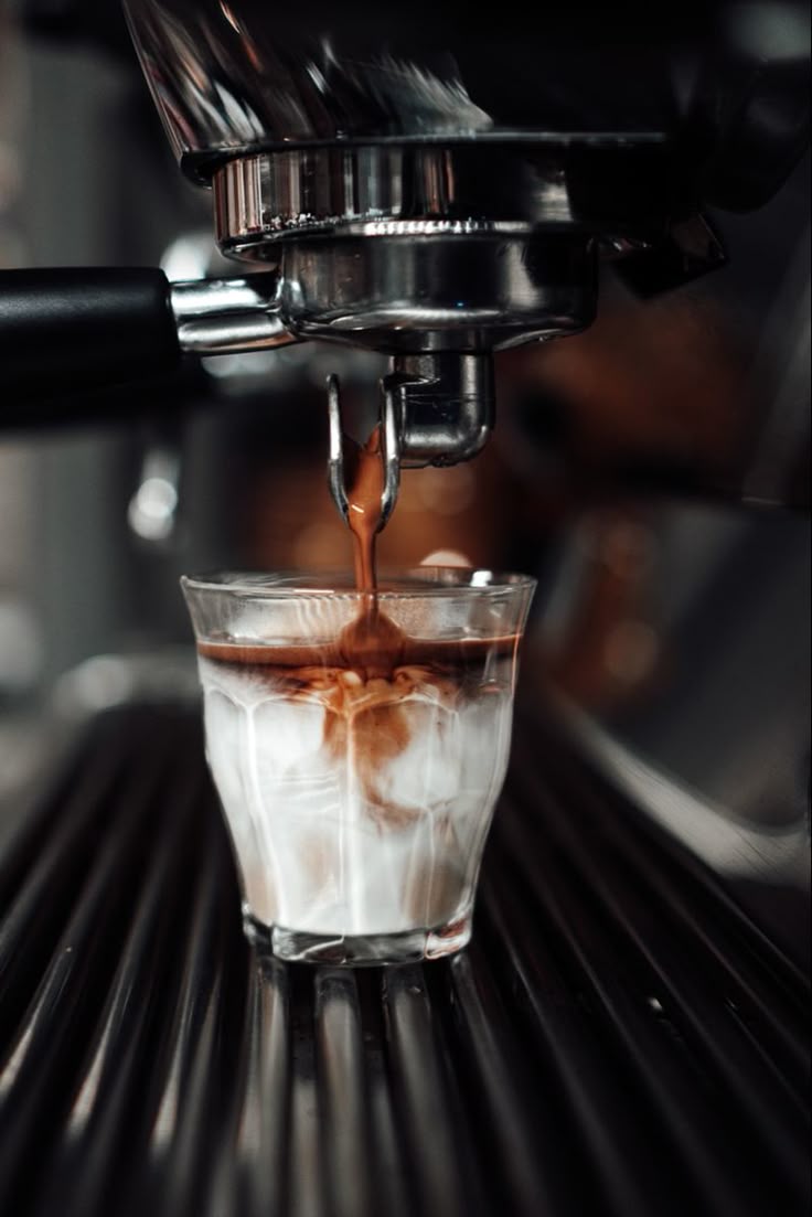 Espresso escorrendo sobre leite gelado
