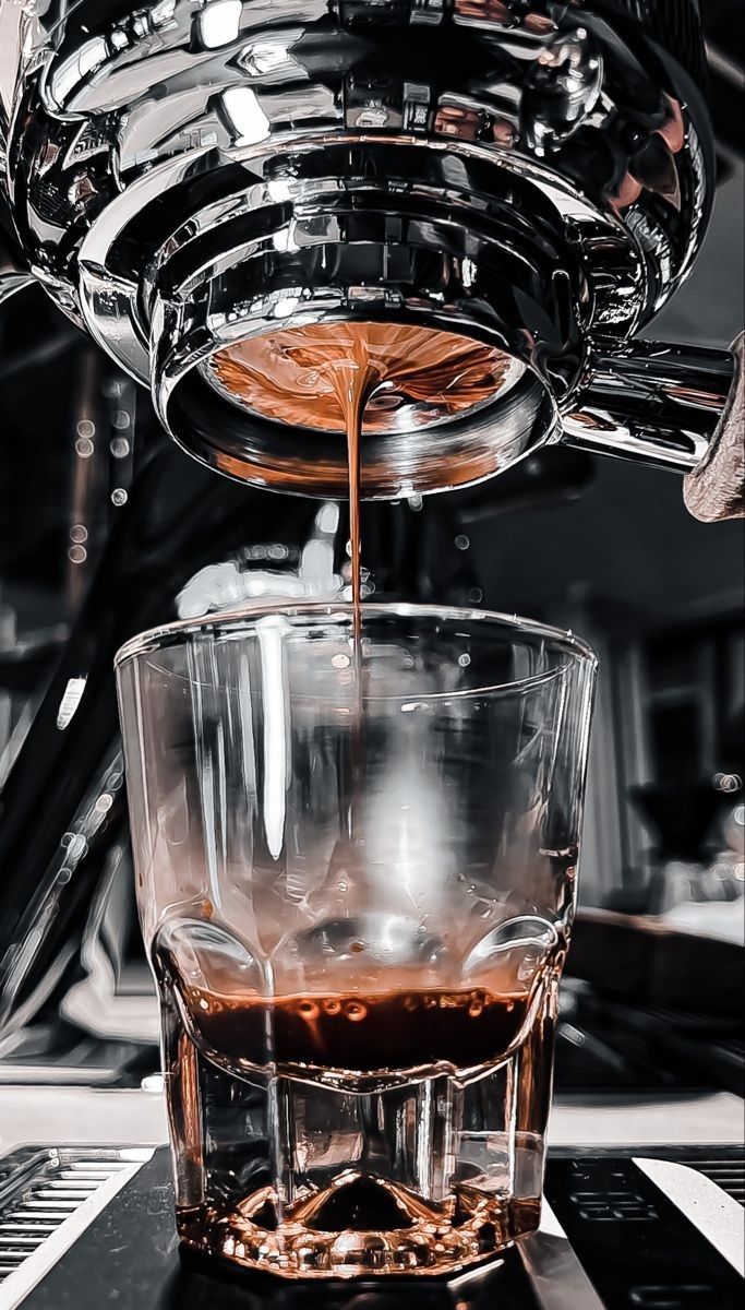 Espresso saindo da máquina em fio fino